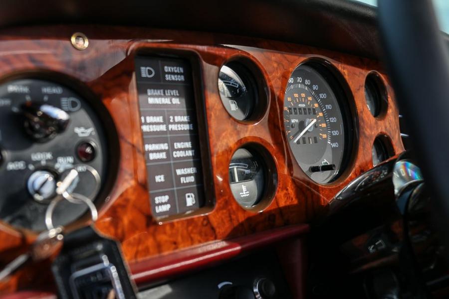 Панель приборов Rolls-Royce Corniche Cabriolet 1981 года  (фото 2 из 36)